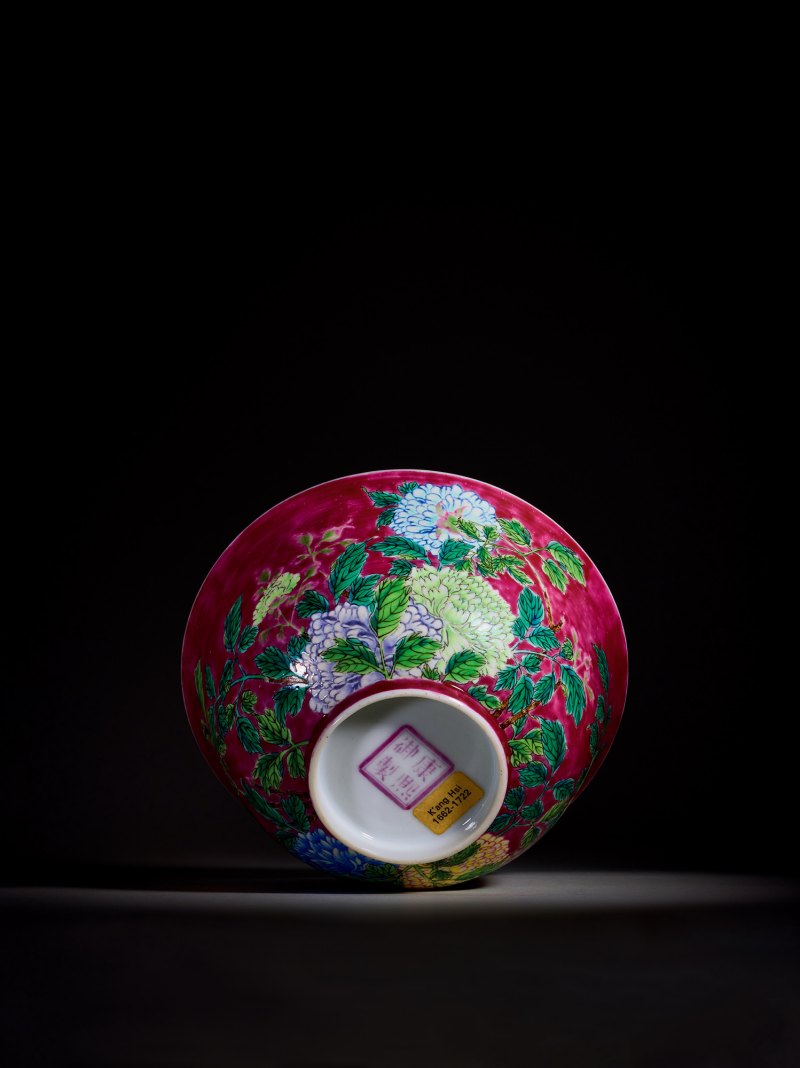清康熙 御制磁胎画珐琅胭脂紫地牡丹纹碗 - 图5