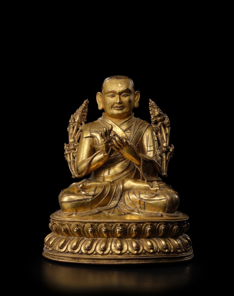 西藏 十五世紀 銅鎏金喇嘛像 或為布敦仁欽珠 | A GILT COPPER ALLOY FIGURE OF A LAMA, POSSIBLY BUTON RINCHEN DRUB - 图4