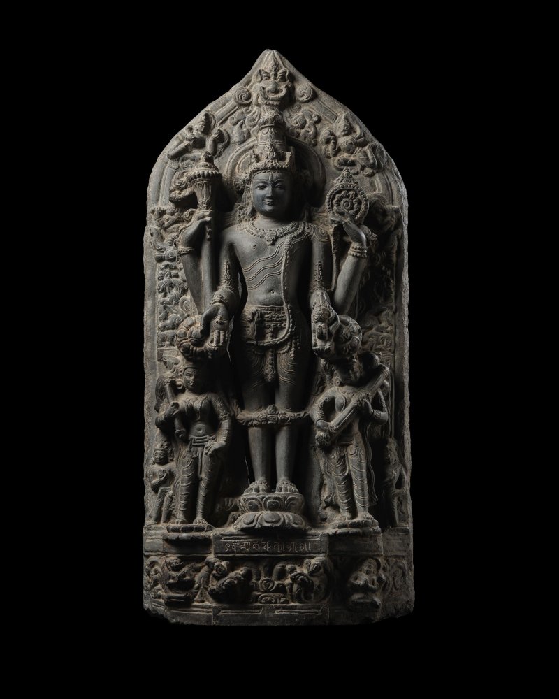 印度東北部 帕拉時期 十二世紀 黑石毗濕奴像 | A BLACKSTONE STELE OF VISHNU - 图2