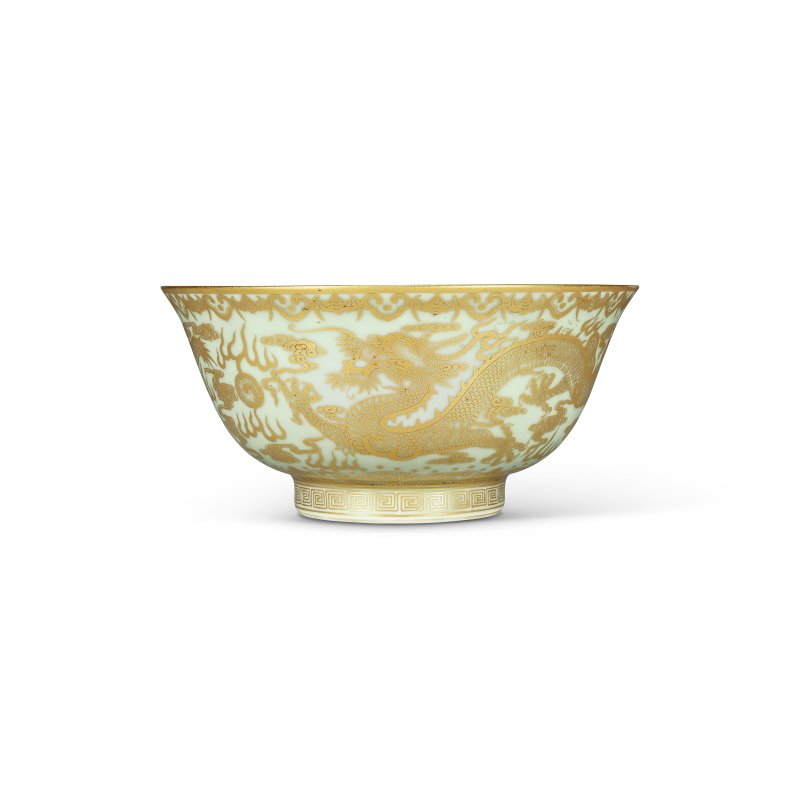 清乾隆 粉青地描金雙龍趕珠紋盌 六字篆書款  QIANLONG SIX-CHARACTER SEAL MARK IN UNDERGLAZE BLUE AND OF THE PERIOD (1736-1795) - 图2