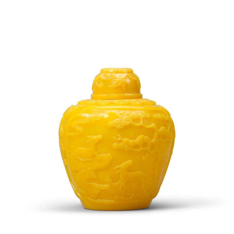 清十八世紀　黃料鶴鹿同春蓋罐 | A CARVED YELLOW GLASS 'CRANE AND DEER' JAR AND COVER - 图1