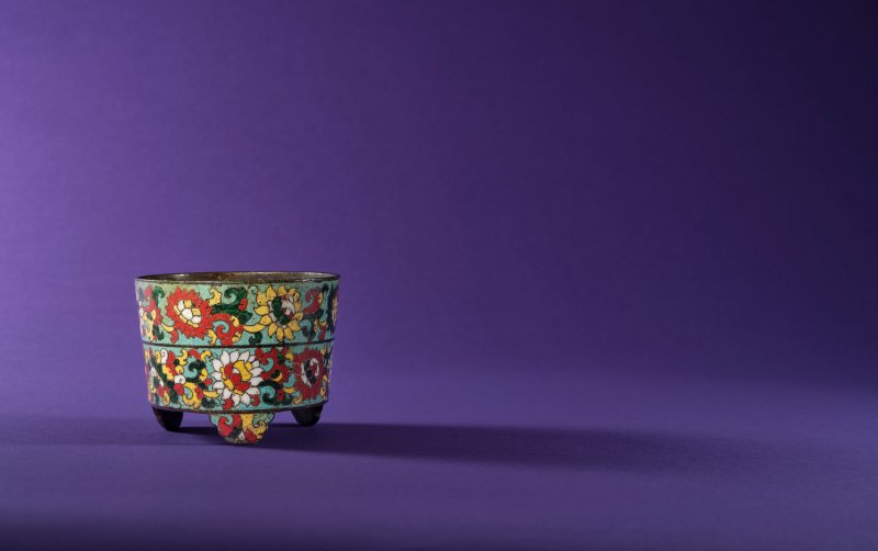 十四世紀　掐絲琺瑯纏枝蓮托雜寶紋三足爐 | A VERY RARE CLOISONNÉ ENAMEL 'TREASURES' INCENSE BURNER - 图4