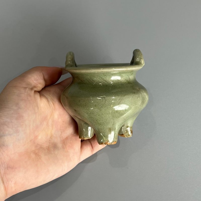 明代 龙泉窑青釉绳耳三足炉 - 图5