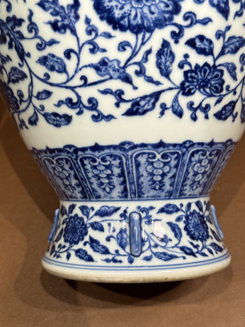 清乾隆 青花缠枝花卉纹出戟双耳尊 - 图13