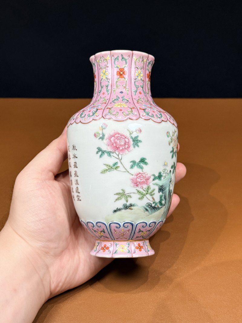 清乾隆 御题诗洋彩芙蓉图浮雕藕粉地十瓣花口瓶 - 图10