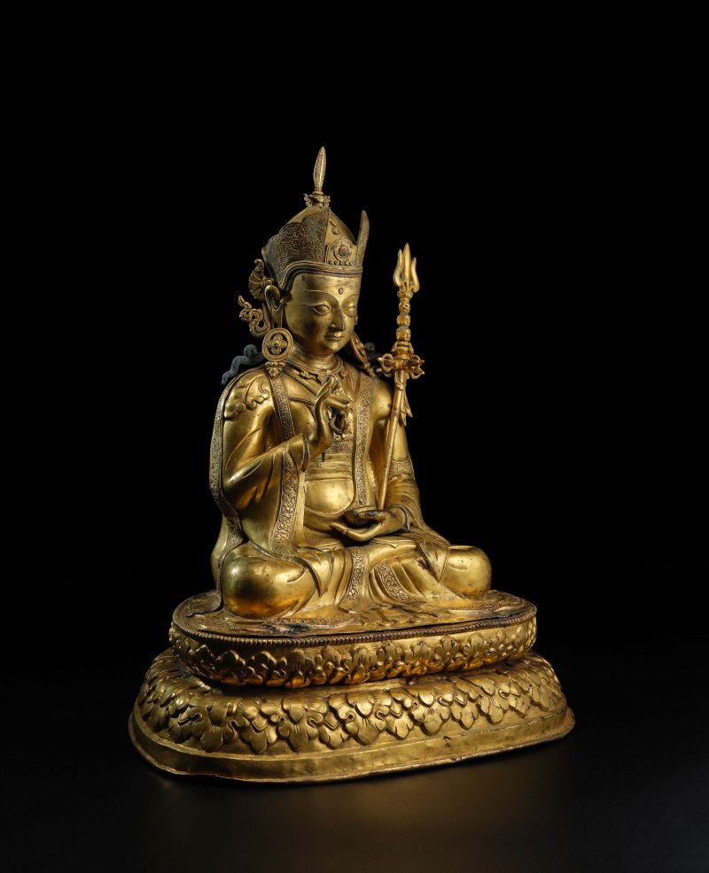 西藏或不丹 十八世紀 銅鎏金及錘揲蓮花生大士像 | A GILT COPPER ALLOY REPOUSSE FIGURE OF PADMASAMBHAVA - 图6