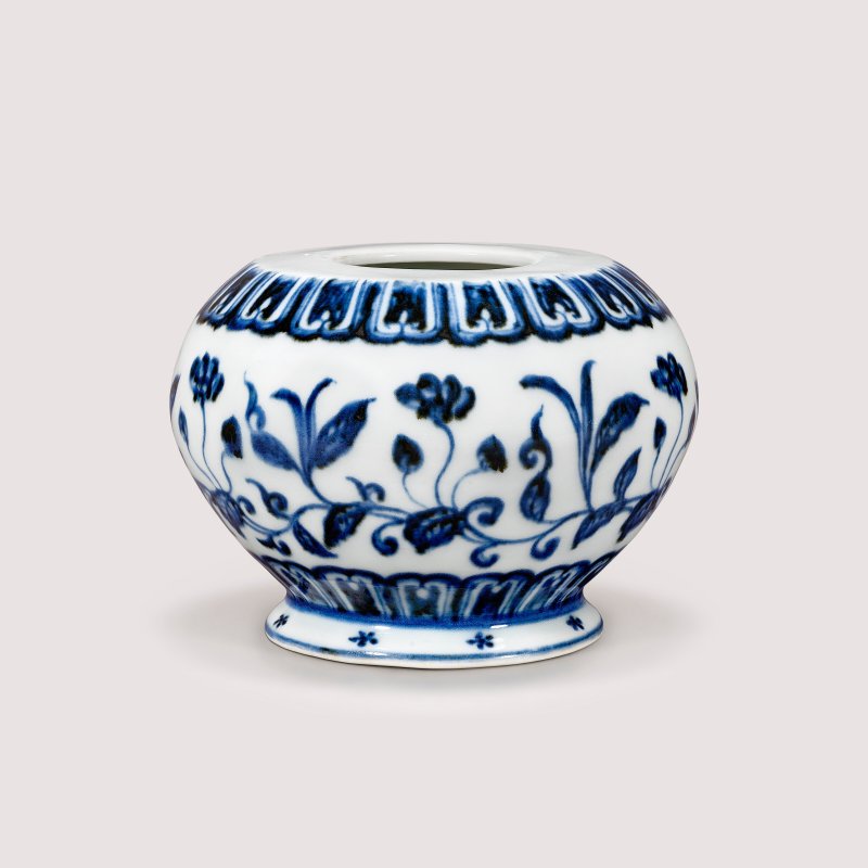 明宣德 青花轉枝海棠花紋小罐 雙圈六字楷書款  XUANDE SIX-CHARACTER MARK IN UNDERGLAZE BLUE WITHIN A DOUBLE CIRCLE AND OF THE PERIOD (1426-1435) - 图1