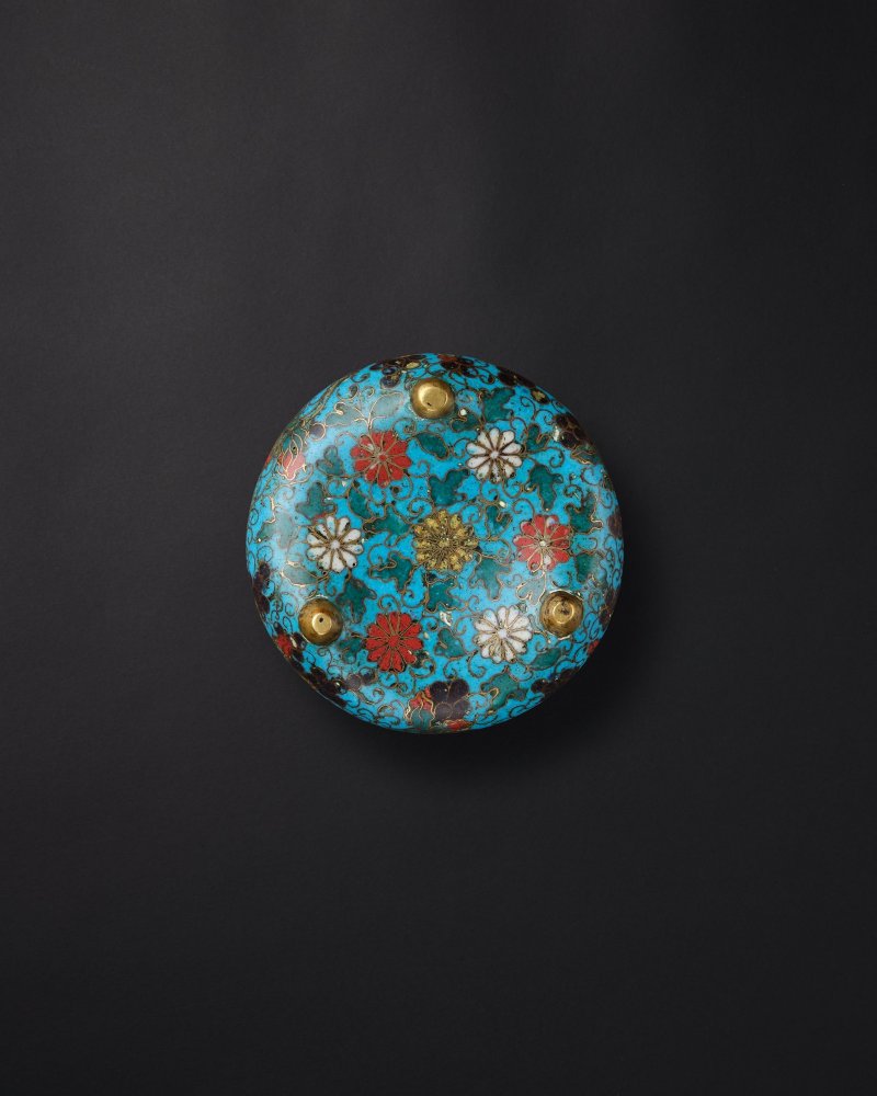 十四至十五世紀　掐絲琺瑯葡萄紋橋耳三足爐 | A CLOISONNÉ ENAMEL 'GRAPEVINE' TRIPOD INCENSE BURNER - 图7