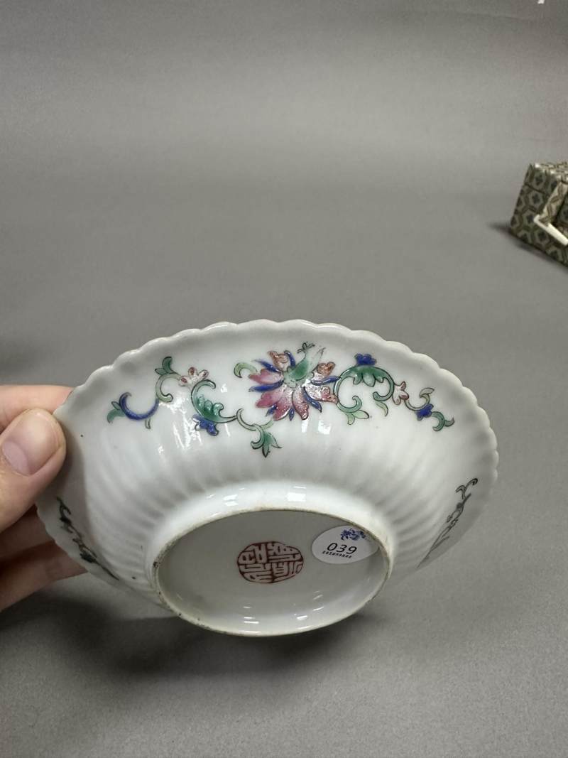    清光绪 粉彩籁瓜纹菊瓣盘、松绿地粉彩芍药图菊瓣盘（两件一组） - 图4