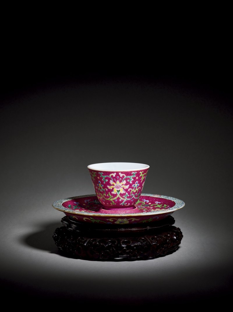 清乾隆 胭脂红地轧道洋彩缠枝宝相花纹杯及杯托（一套） - 图2