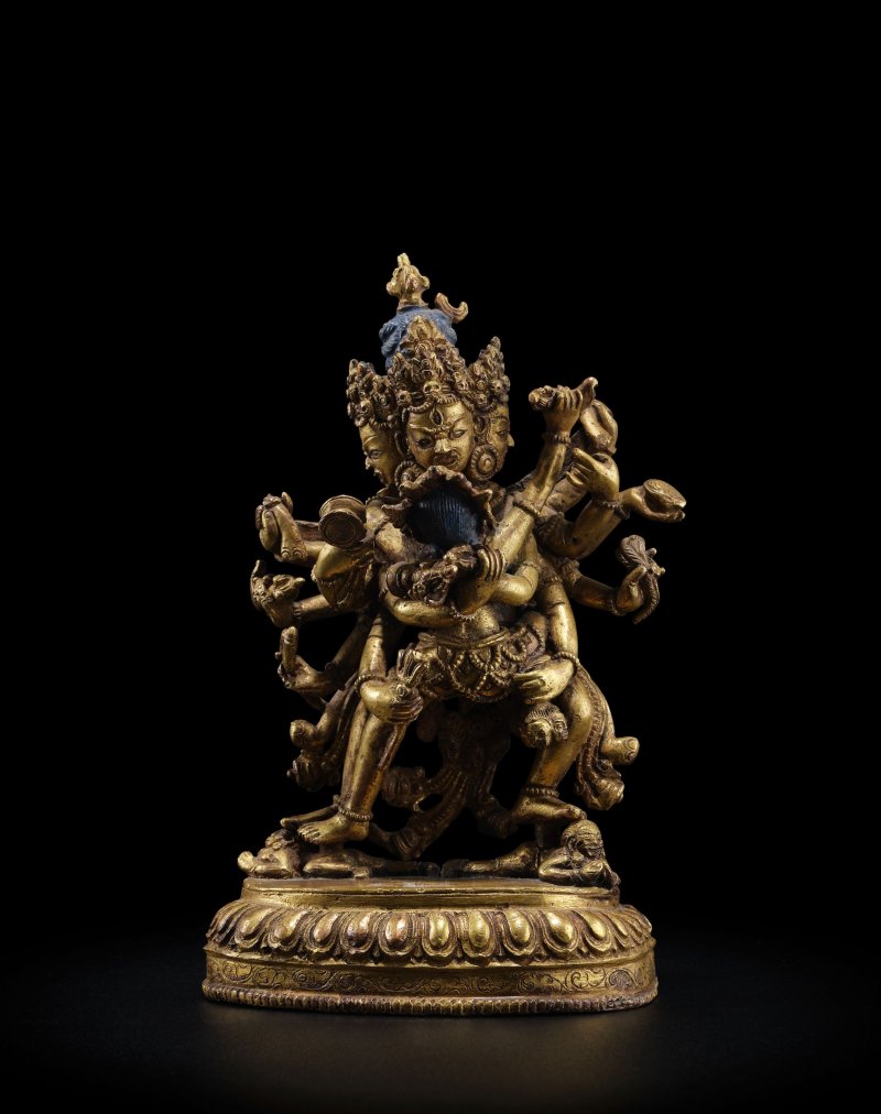 西藏 十六世紀 銅鎏金勝樂金剛像 | A GILT COPPER ALLOY FIGURE OF CHAKRASAMVARA - 图3