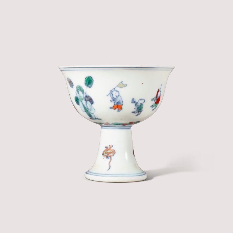 清順治/康熙 鬥彩嬰戲圖小高足盃  SHUNZHI-KANGXI PERIOD (1644-1722) - 图2