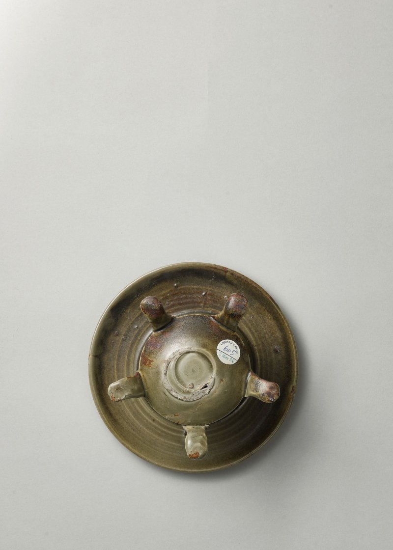 北宋　耀州窯青釉刻花鏤空五足爐 | A RARE YAOZHOU CARVED AND RETICULATED CELADON-GLAZED INCENSE BURNER - 图4