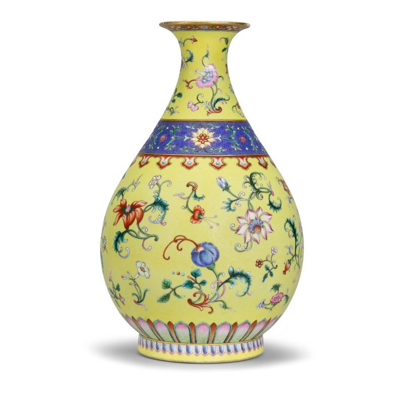 清乾隆　御製黃地洋彩軋道錦地折枝洋花玉壺春瓶 | A MAGNIFICENT AND FINELY ENAMELLED IMPERIAL YELLOW-GROUND SGRAFFIATO YANGCAI 'FLORAL' VASE, YUHUCHUNPING - 图11
