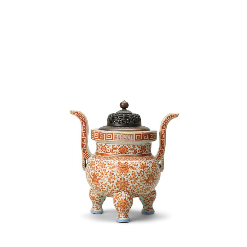 清嘉慶　礬紅彩福壽蓮紋三足爐 | AN IRON-RED ENAMELLED 'LOTUS' TRIPOD INCENSE BURNER - 图1