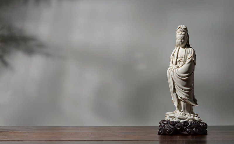 明十七世紀初 德化白釉祥雲觀音立像 | AN IMPORTANT DEHUA STANDING FIGURE OF GUANYIN - 图18