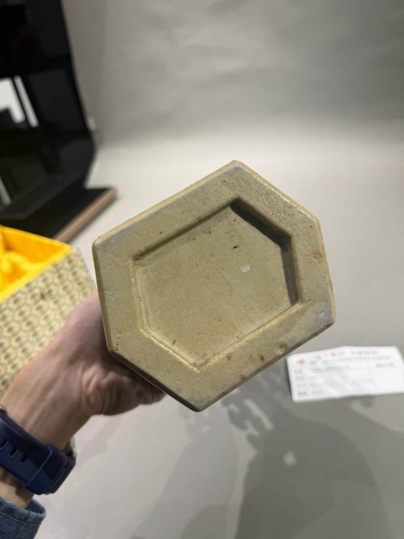    清乾隆 天蓝釉三彩洞石花卉双耳六棱瓶 - 图7