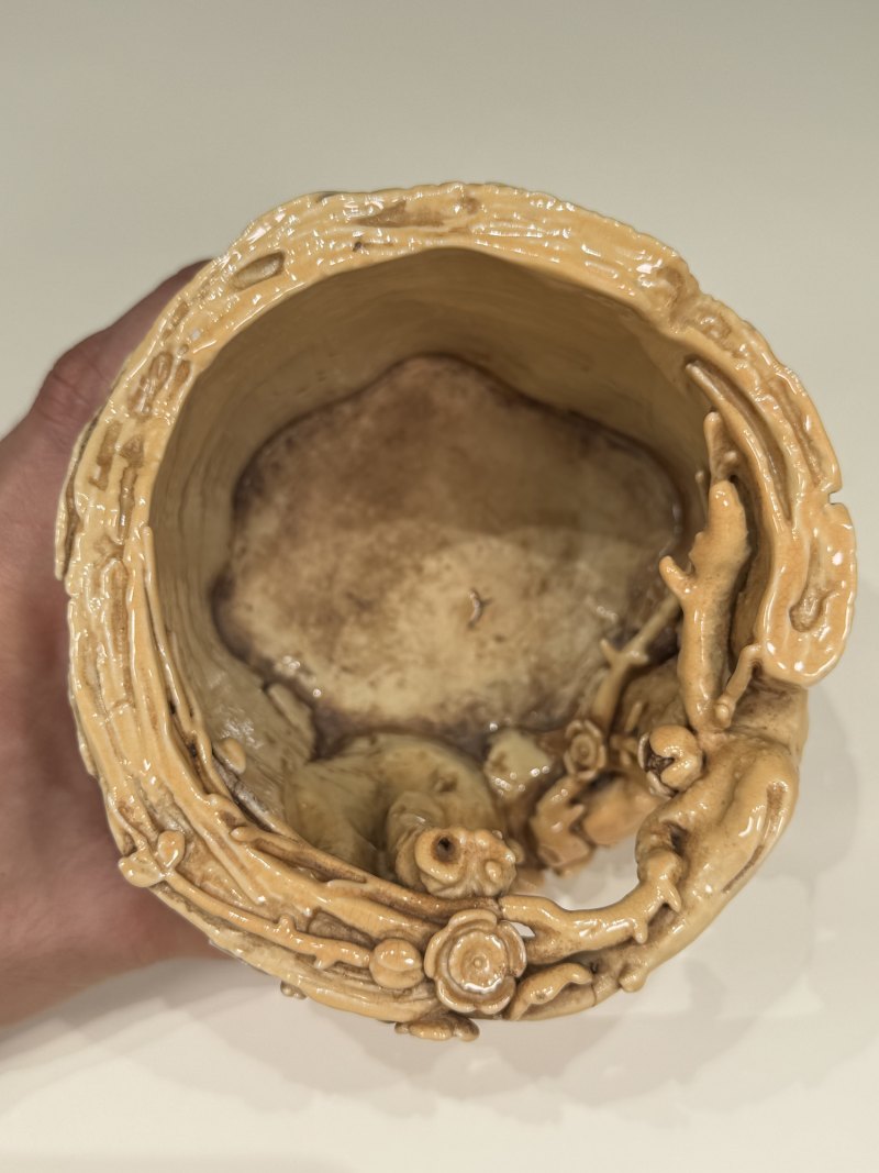 清道光 黄釉仿牙雕镂空梅花树桩笔筒 - 图13