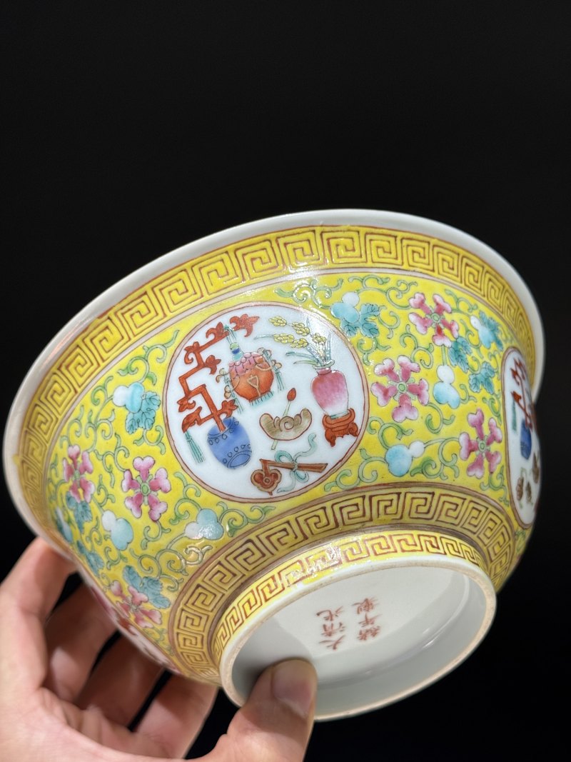 清光绪 黄地粉彩福禄万代开光博古图碗一对 - 图3