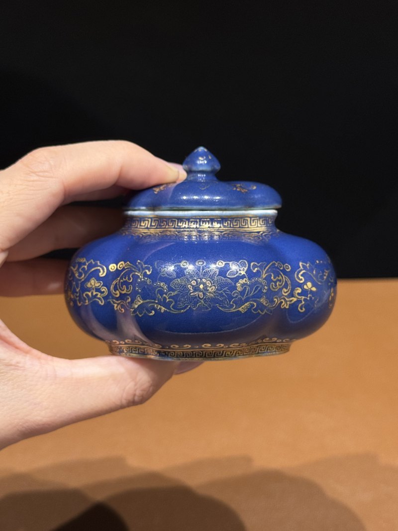 清乾隆 霁蓝描金缠枝莲海棠式水丞 - 图10