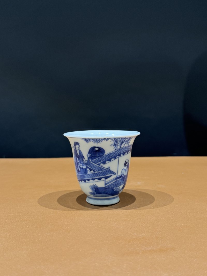 清康熙 青花西厢记之崔莺莺听琴图铃铛杯 - 图3