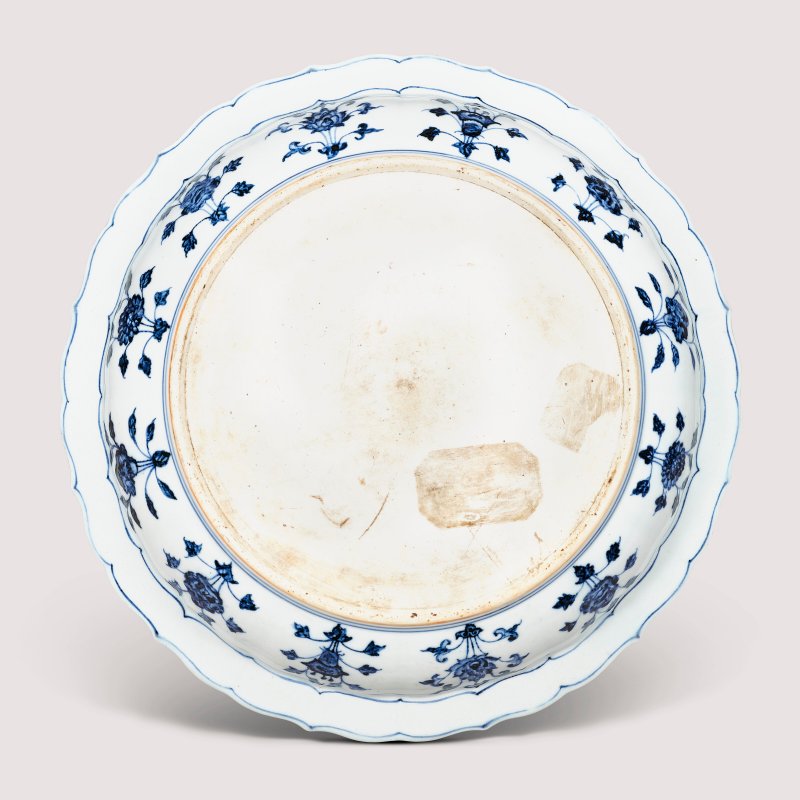 明永樂 青花纏枝花卉紋菱口大盤  YONGLE PERIOD (1403-1425) - 图3