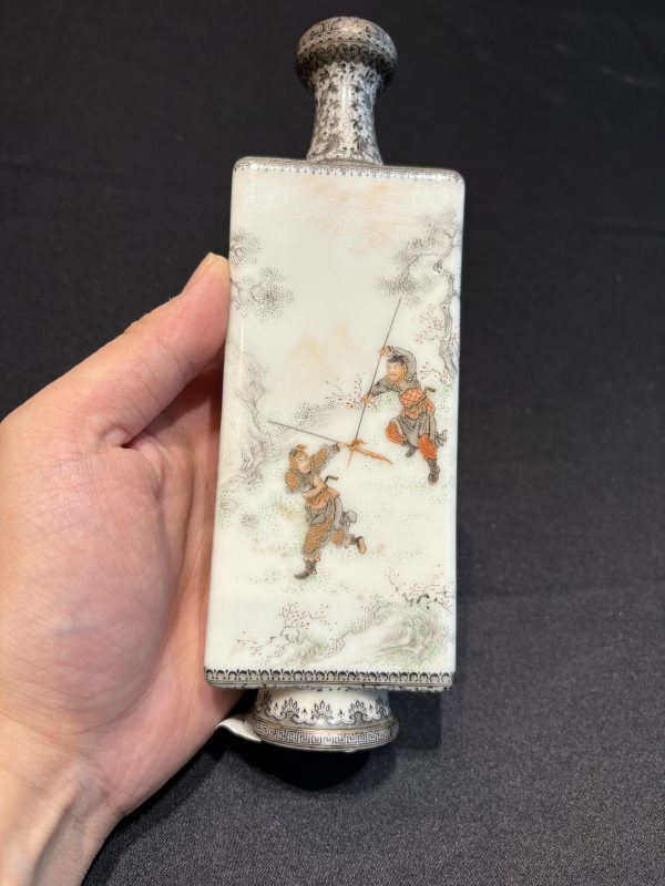 民國汪曉棠 墨彩礬紅描金《水滸傳》人物故事瓶一對 - 图16