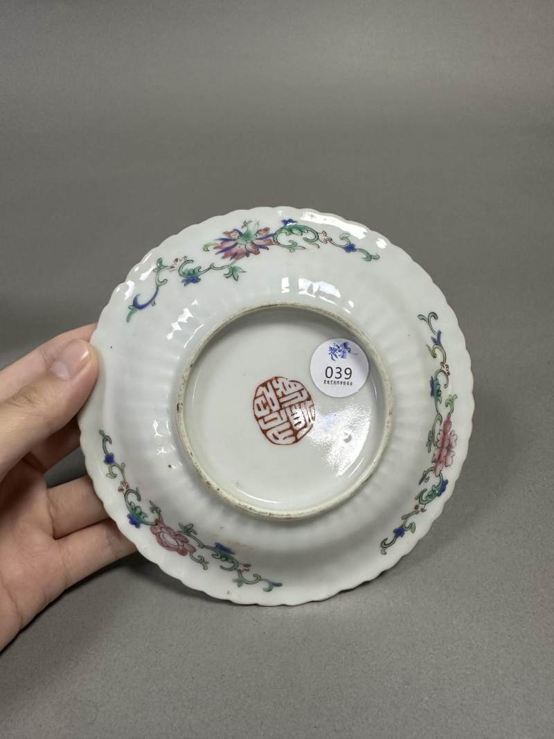    清光绪 粉彩籁瓜纹菊瓣盘、松绿地粉彩芍药图菊瓣盘（两件一组） - 图5