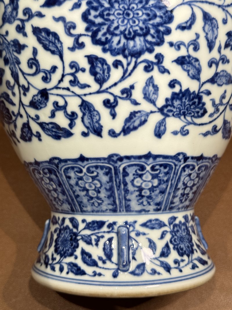 清乾隆 青花缠枝花卉纹出戟双耳尊 - 图14