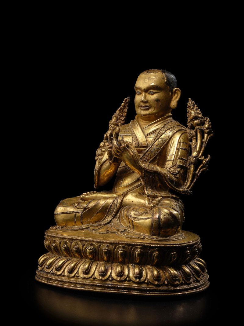 西藏 十五世紀 銅鎏金喇嘛像 或為布敦仁欽珠 | A GILT COPPER ALLOY FIGURE OF A LAMA, POSSIBLY BUTON RINCHEN DRUB - 图5