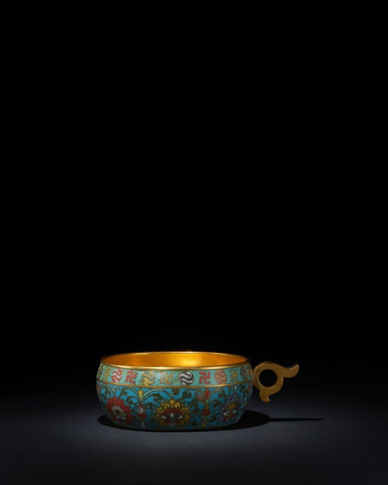 明十六/十七世紀　掐絲琺瑯太極番蓮八吉祥紋單把杯 | A CLOISONNÉ ENAMEL 'BAJIXIANG' HANDLED CUP - 图1