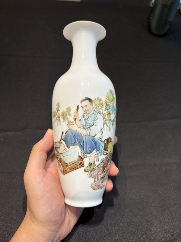 1960-70年代粉彩秋收圖薄胎瓶 - 图6