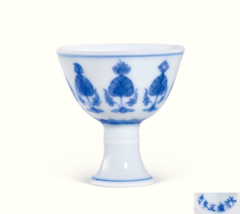 清雍正 仿成化青花莲托八吉祥小高足杯