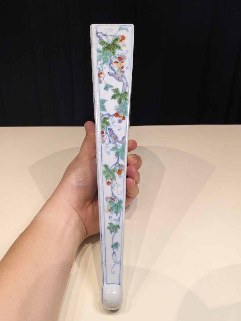 清雍正 斗彩竹雀松鼠葡萄图扇形壁瓶 - 图6