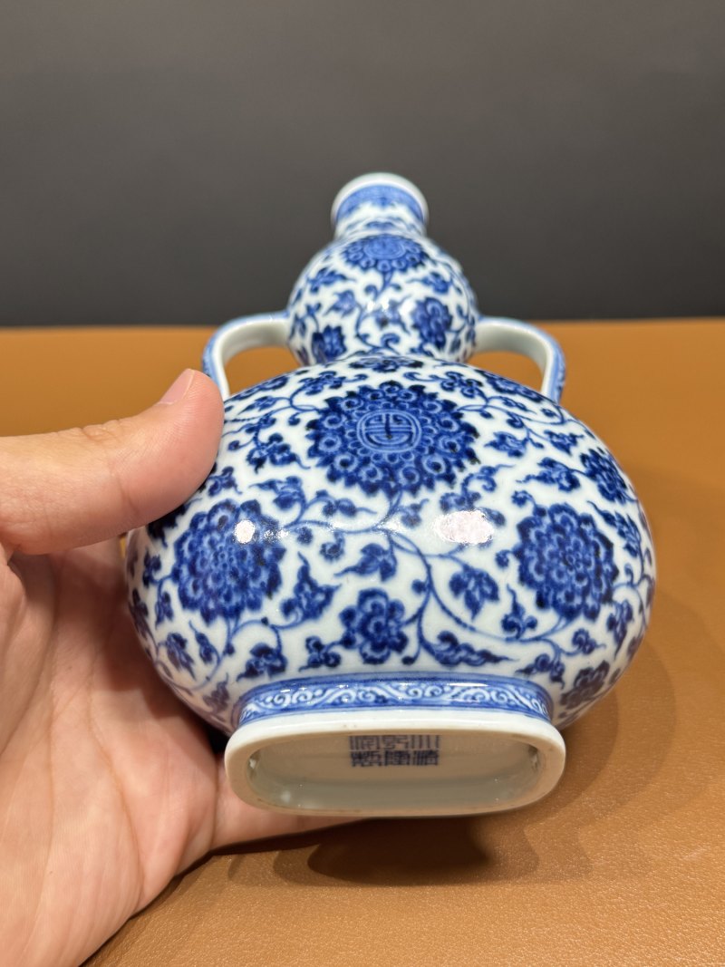 清乾隆 青花团寿纹绶带葫芦扁瓶 - 图9