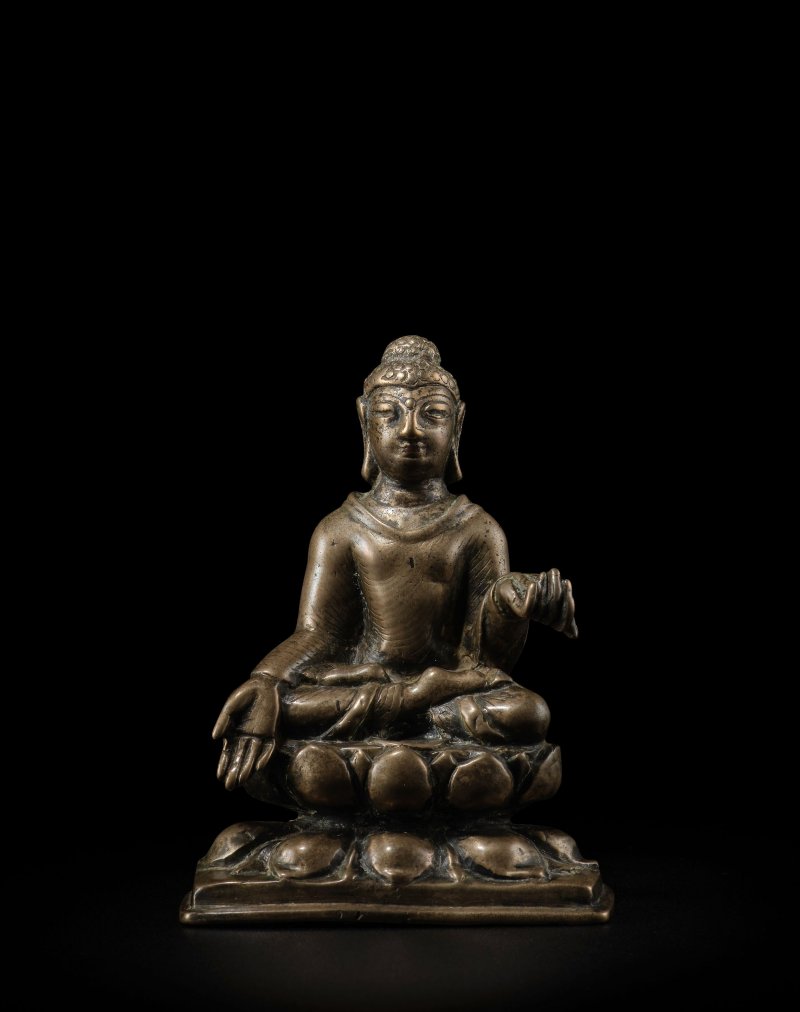 斯瓦特 七/八世紀 釋迦牟尼銅像 | A COPPER ALLOY FIGURE OF BUDDHA SHAKYAMUNI - 图1