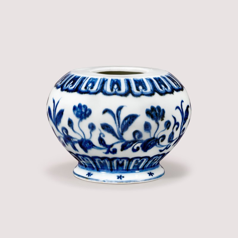明宣德 青花轉枝海棠花紋小罐 雙圈六字楷書款  XUANDE SIX-CHARACTER MARK IN UNDERGLAZE BLUE WITHIN A DOUBLE CIRCLE AND OF THE PERIOD (1426-1435) - 图2
