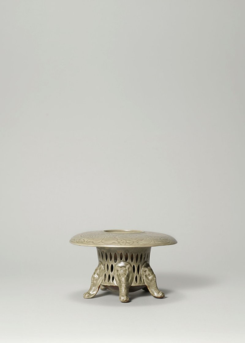 北宋　耀州窯青釉刻花鏤空五足爐 | A RARE YAOZHOU CARVED AND RETICULATED CELADON-GLAZED INCENSE BURNER - 图5