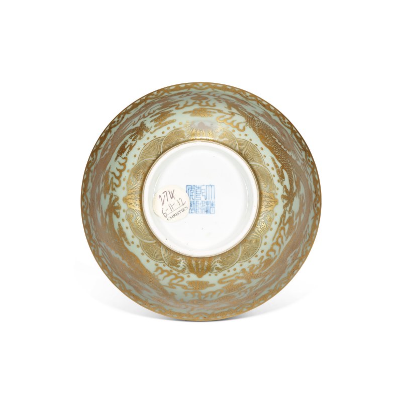 清乾隆 粉青地描金雙龍趕珠紋盌 六字篆書款  QIANLONG SIX-CHARACTER SEAL MARK IN UNDERGLAZE BLUE AND OF THE PERIOD (1736-1795) - 图3