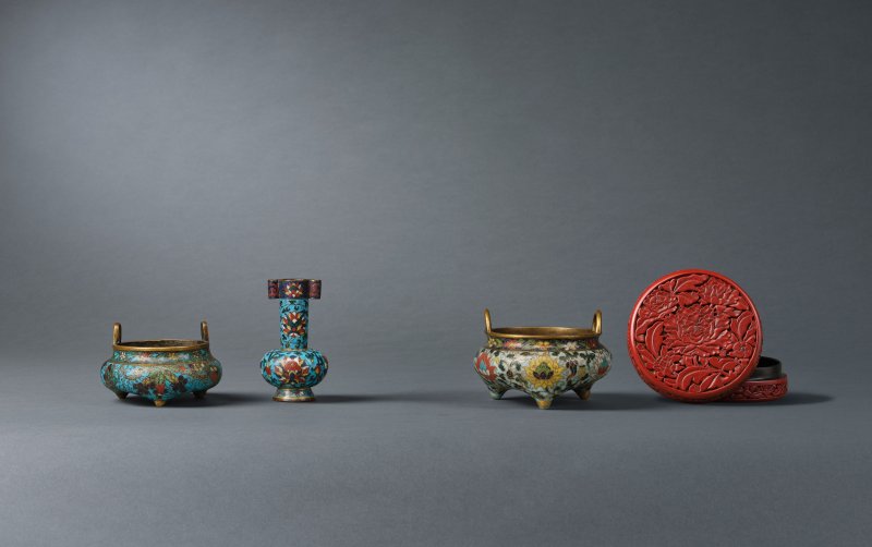 十四至十五世紀　掐絲琺瑯葡萄紋橋耳三足爐 | A CLOISONNÉ ENAMEL 'GRAPEVINE' TRIPOD INCENSE BURNER - 图8
