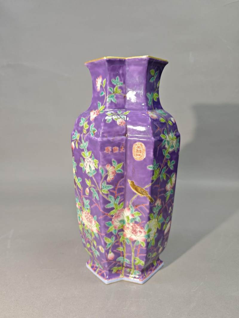    藕荷地粉彩花鸟方胜尊 - 图2