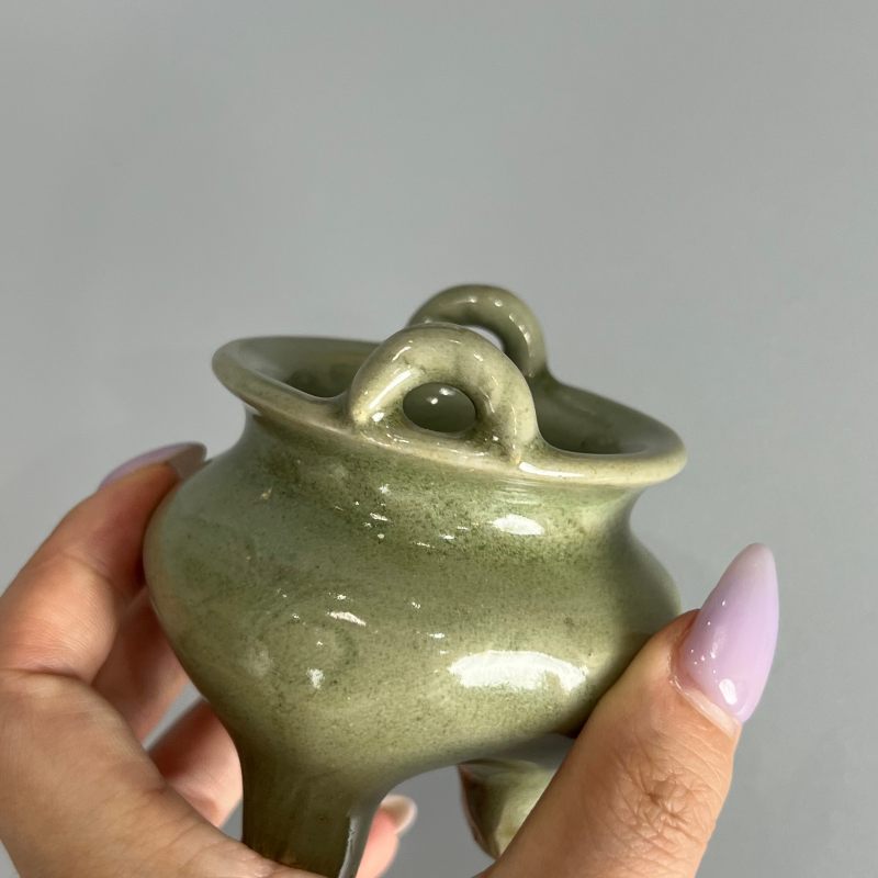 明代 龙泉窑青釉绳耳三足炉 - 图7
