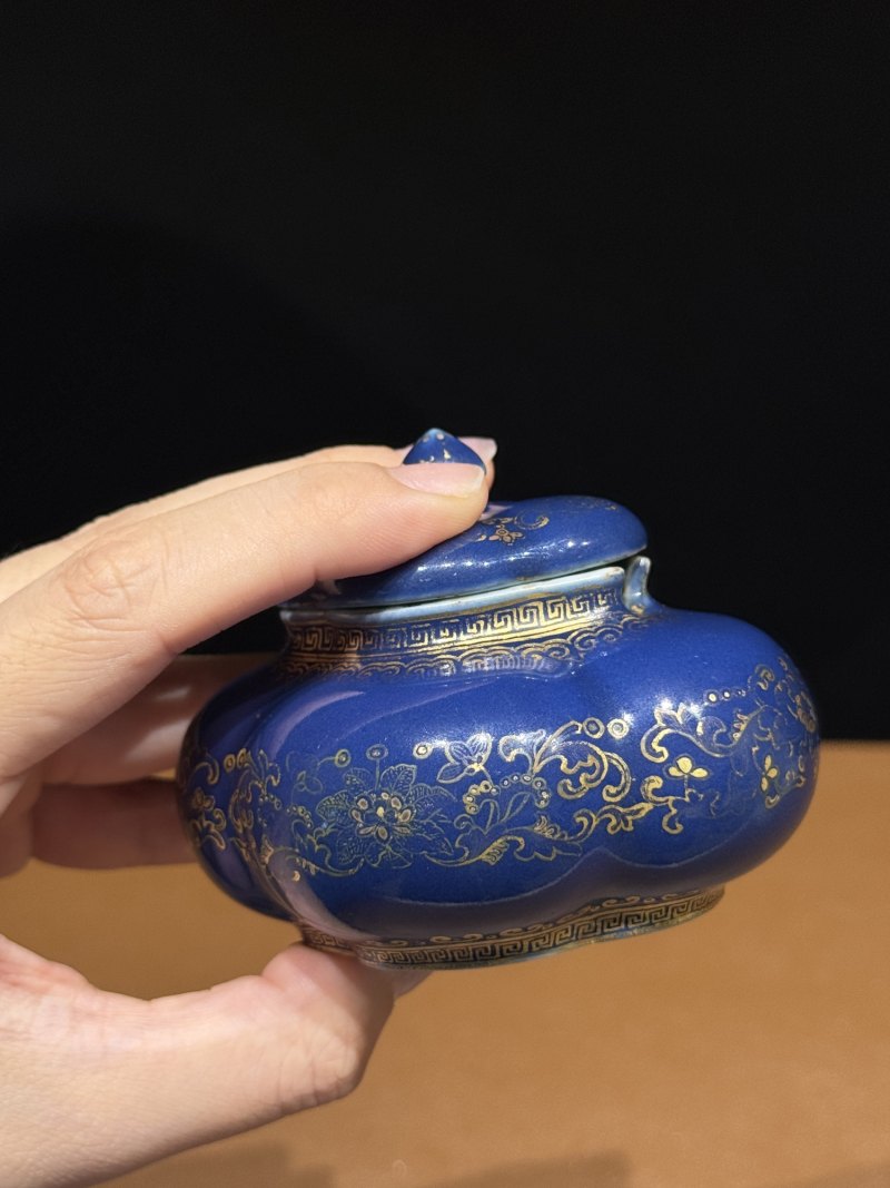 清乾隆 霁蓝描金缠枝莲海棠式水丞 - 图11