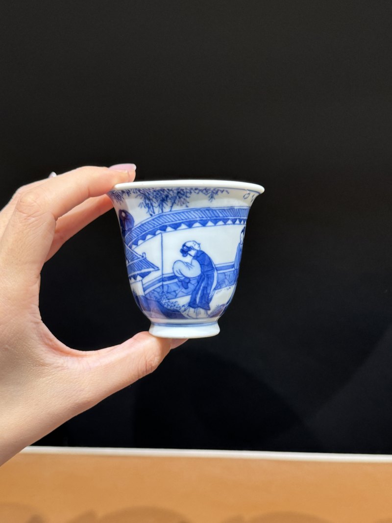 清康熙 青花西厢记之崔莺莺听琴图铃铛杯 - 图4