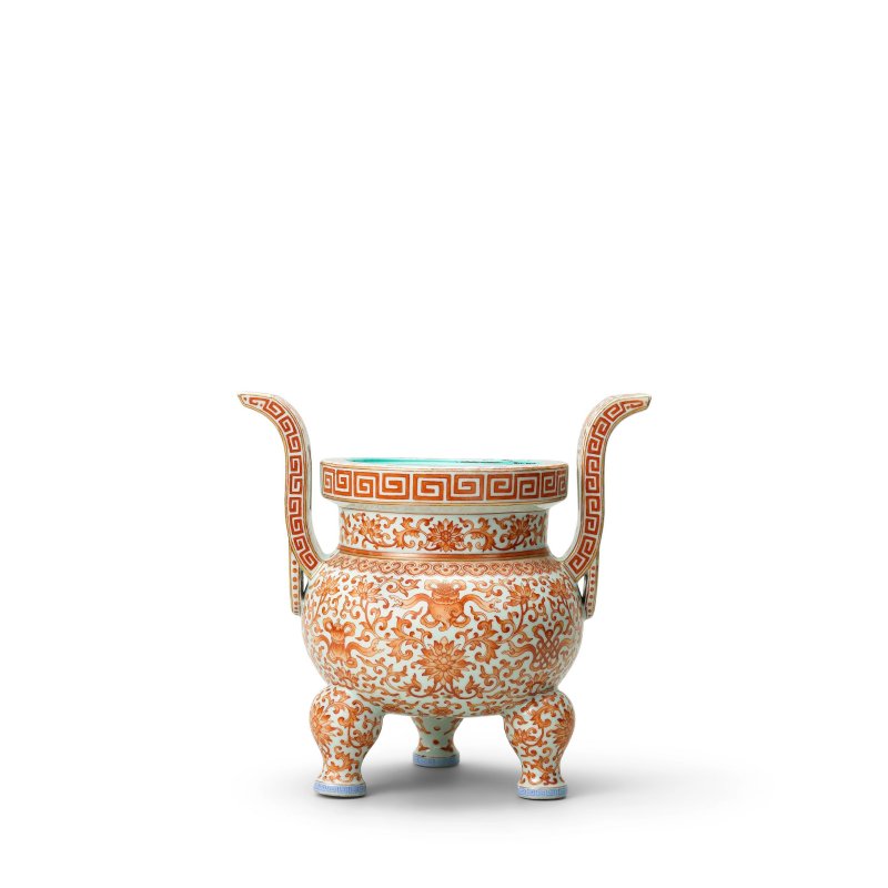 清嘉慶　礬紅彩福壽蓮紋三足爐 | AN IRON-RED ENAMELLED 'LOTUS' TRIPOD INCENSE BURNER - 图2