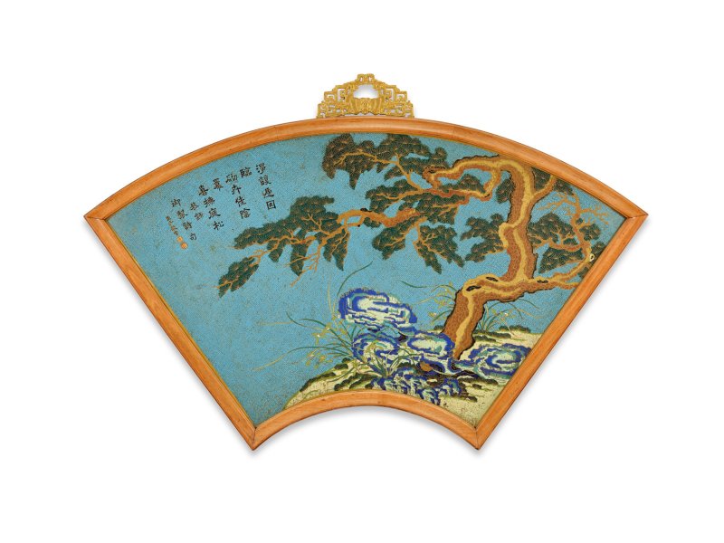 清乾隆　御製掐絲琺瑯馥蘭佳松圖詩文扇式掛屏 | A MAGNIFICENT AND RARE IMPERIAL CLOISONNÉ ENAMEL FAN-SHAPED PANEL - 图5