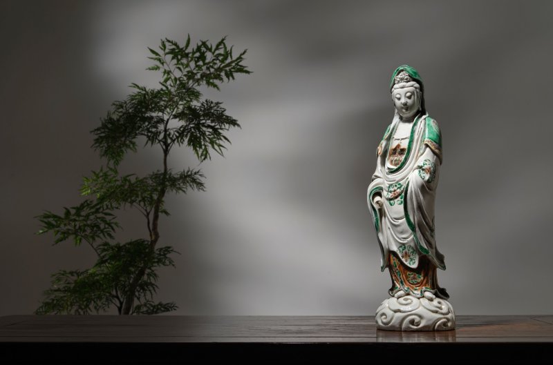 清康熙 德化五彩觀音立像 | A WUCAI DECORATED DEHUA FIGURE OF GUANYIN - 图5