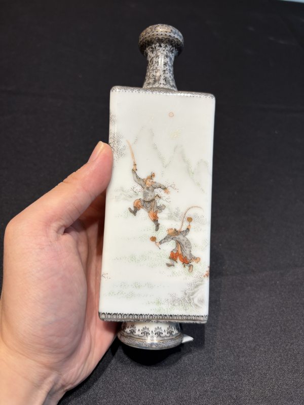 民國汪曉棠 墨彩礬紅描金《水滸傳》人物故事瓶一對 - 图17