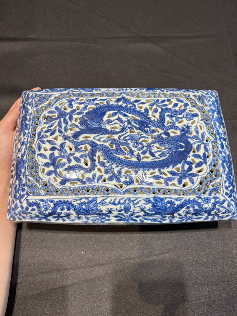 明萬曆 青花鏤空龍紋捧盒 - 图16