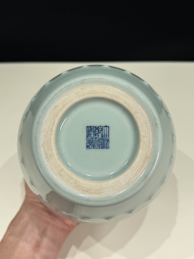 清乾隆 粉青釉铺首鼓钉罐 - 图10